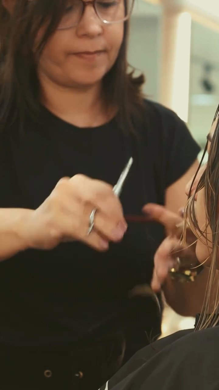 Profissional cortando cabelo