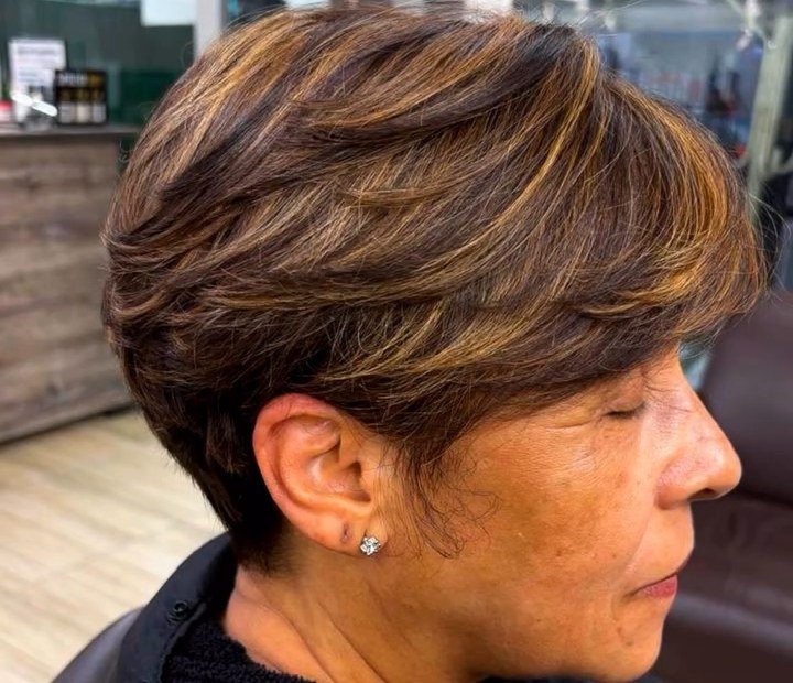Corte curto com mechas